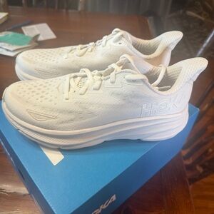 New Women’s Hoka Shoes Size 7.5 All White Clifton 9